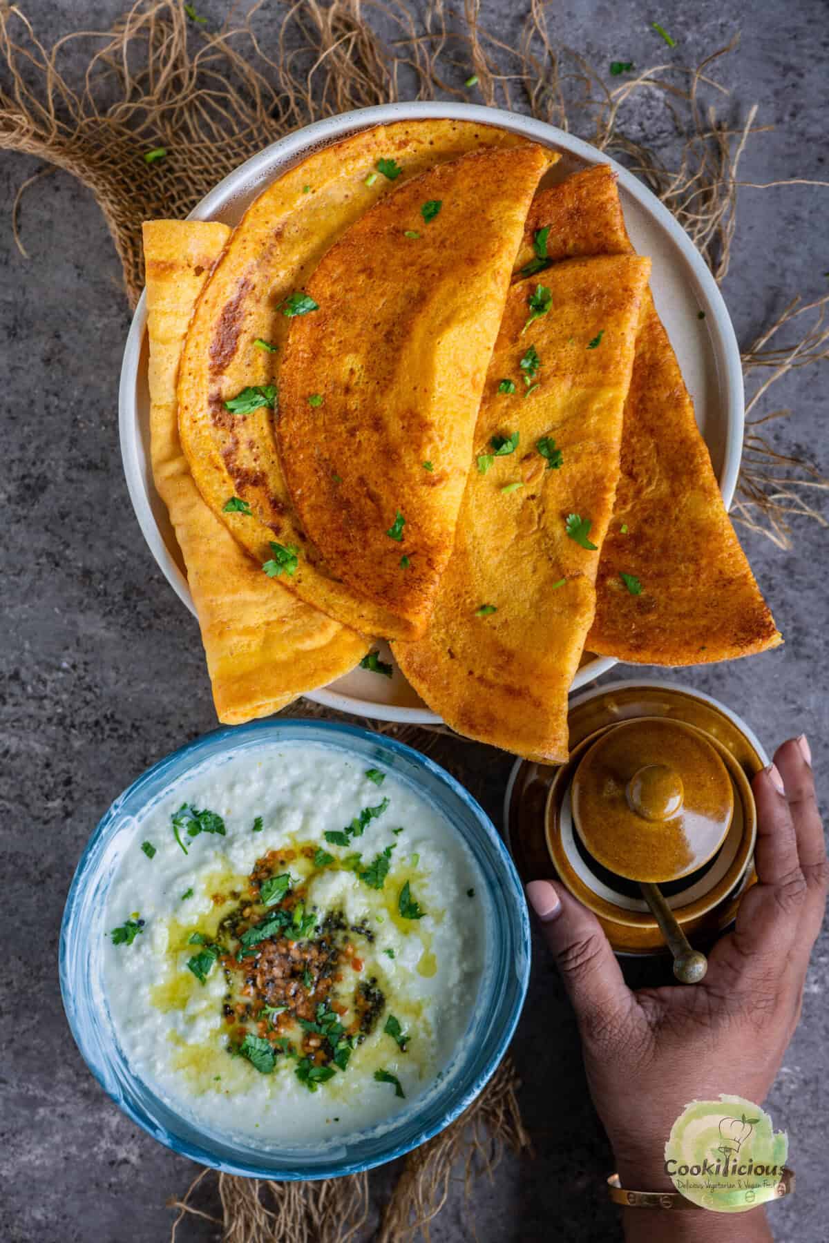Healthy oats dosa served with coconut chutney for a protein-rich Indian breakfast.