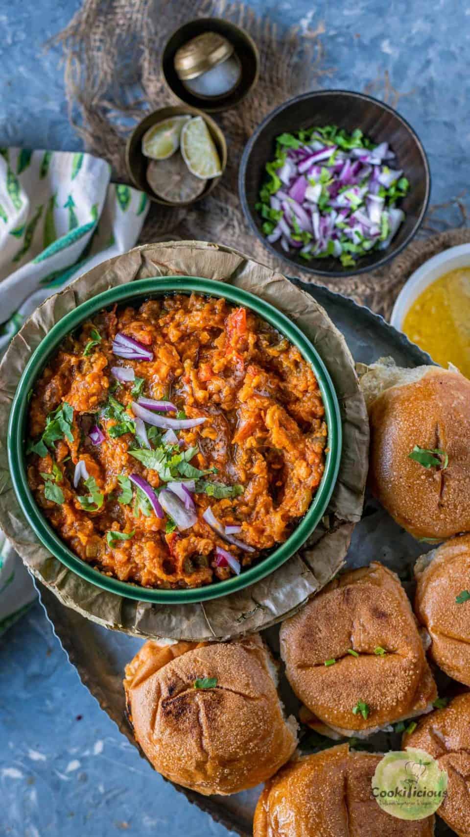 bhaji served in a bowl with some pav on the side