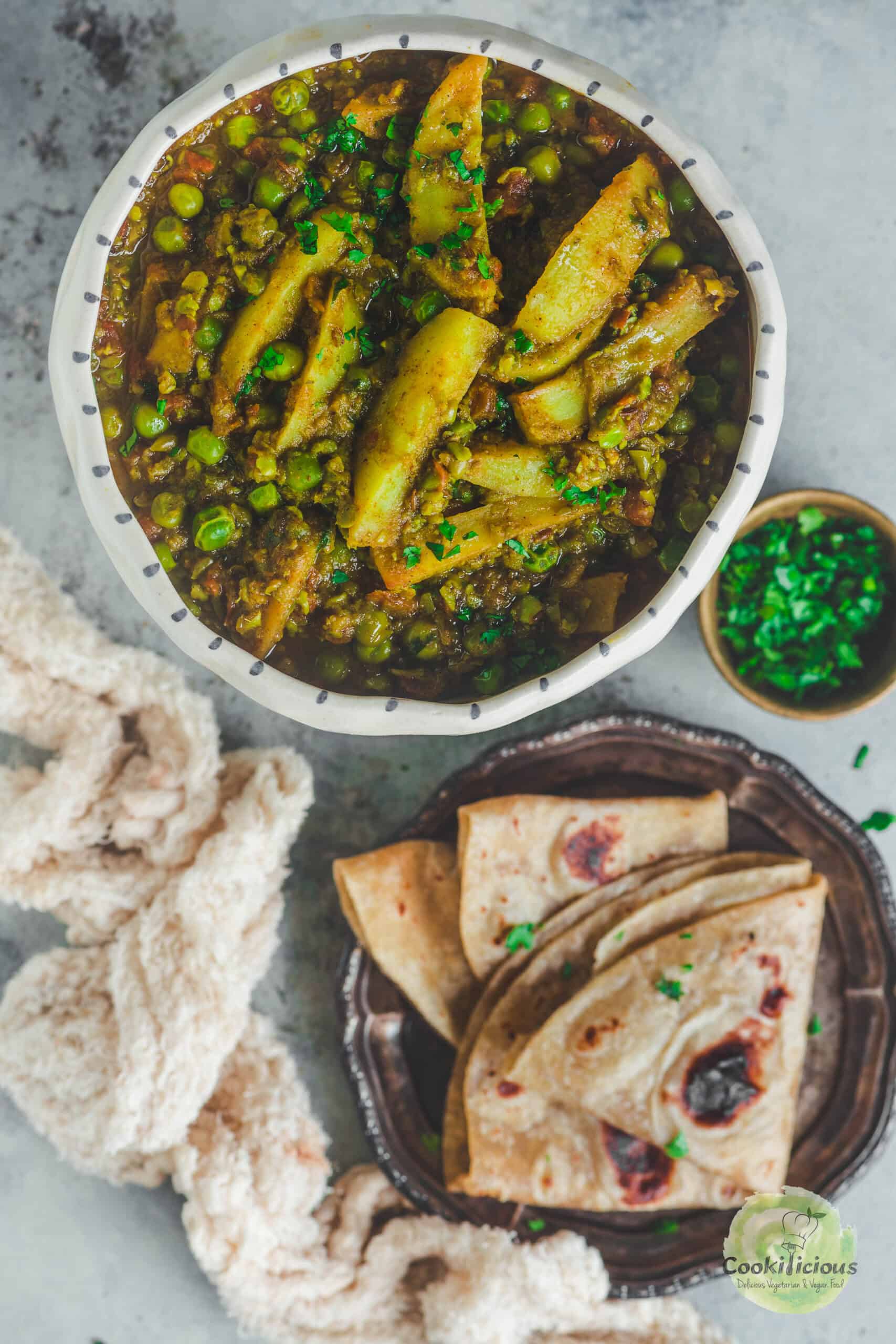 Matar ka Nimona served in a bowl with chapati on the side.