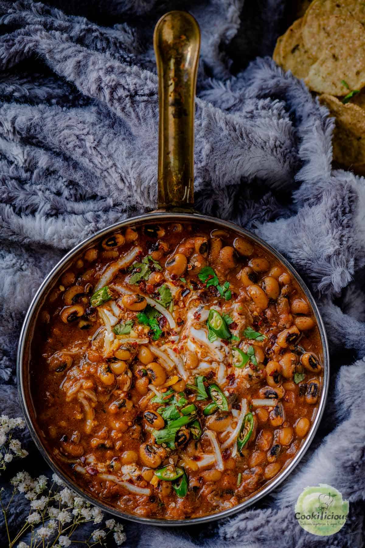 Instant Pot Black-Eyed Peas Vegan Chili served in a round platter