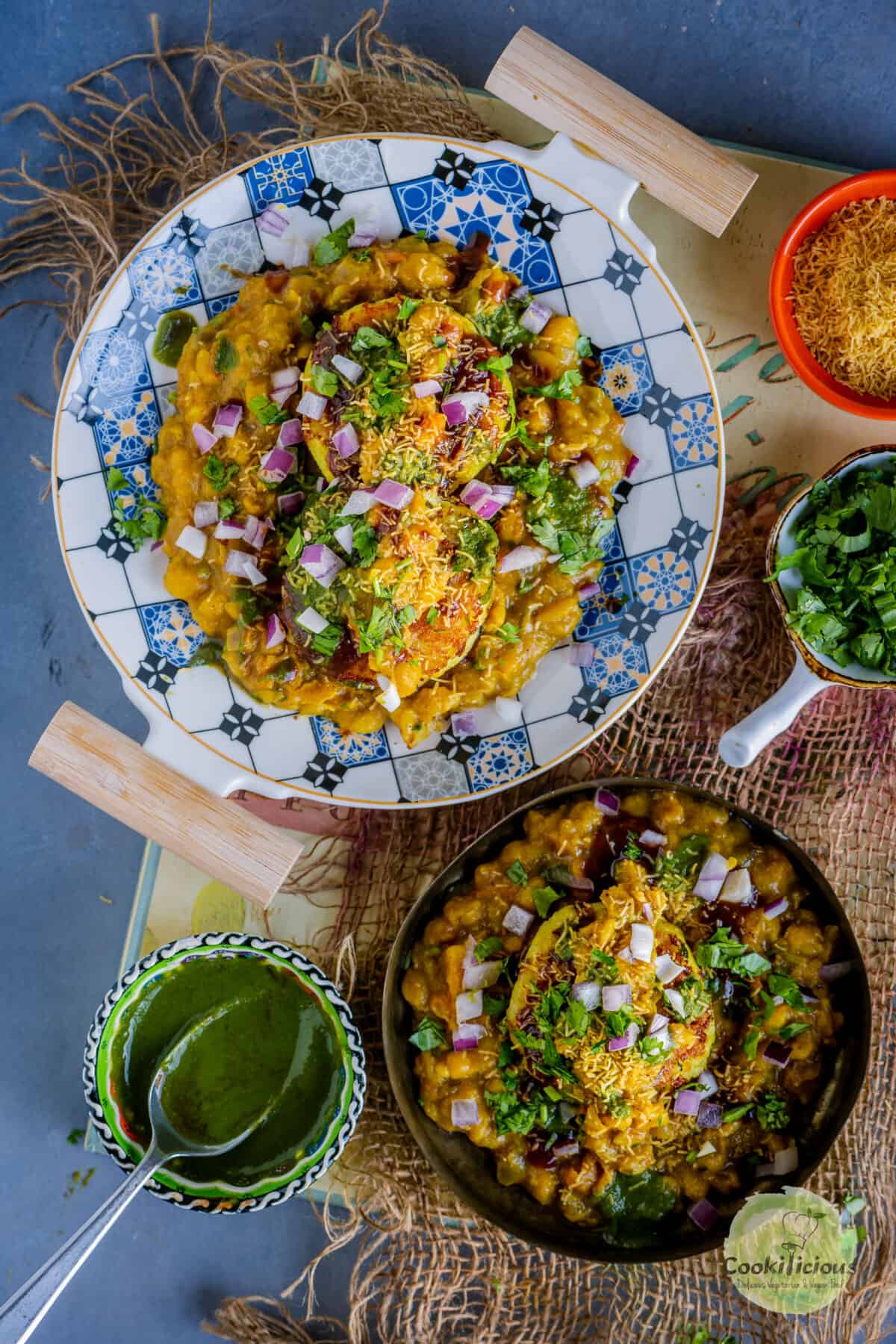 2 aloo tikkis served with ragda and toppings.