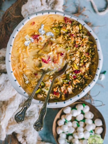 Semiyan Payasam served in a bowl with 2 spoons in it.