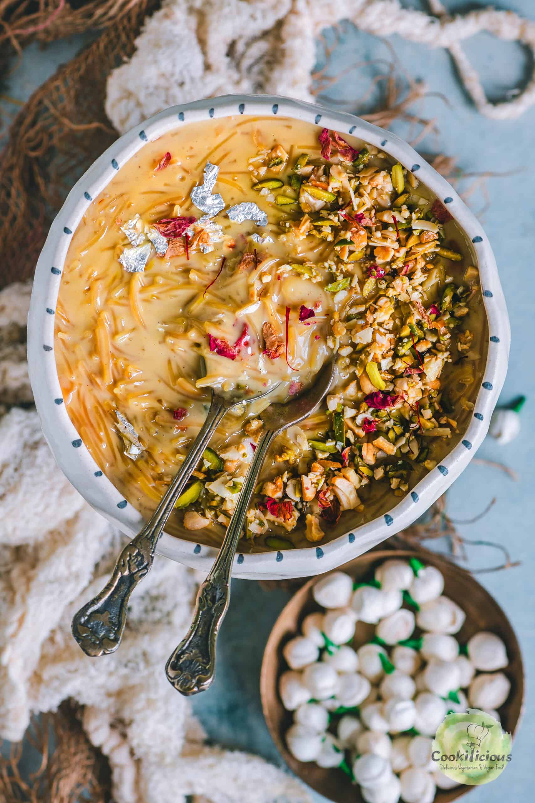 Semiyan Payasam served in a bowl with 2 spoons in it.