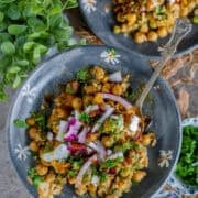 Crispy golden samosas topped with spicy chole, tangy chutneys, yogurt, and crunchy sev – authentic Delhi street-style samosa chaat.