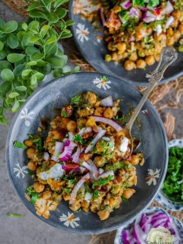 Crispy golden samosas topped with spicy chole, tangy chutneys, yogurt, and crunchy sev – authentic Delhi street-style samosa chaat.