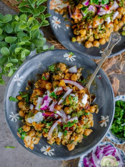 Crispy golden samosas topped with spicy chole, tangy chutneys, yogurt, and crunchy sev β authentic Delhi street-style samosa chaat.