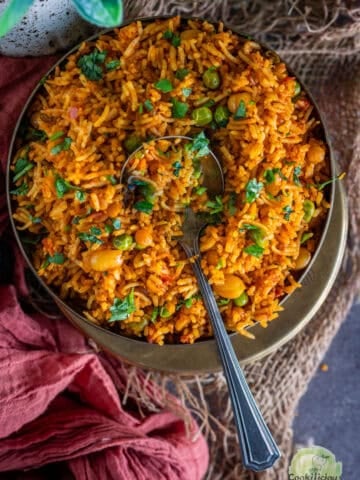 Easy tomato rice recipe, gluten-free and vegan, perfect for lunch or dinner.