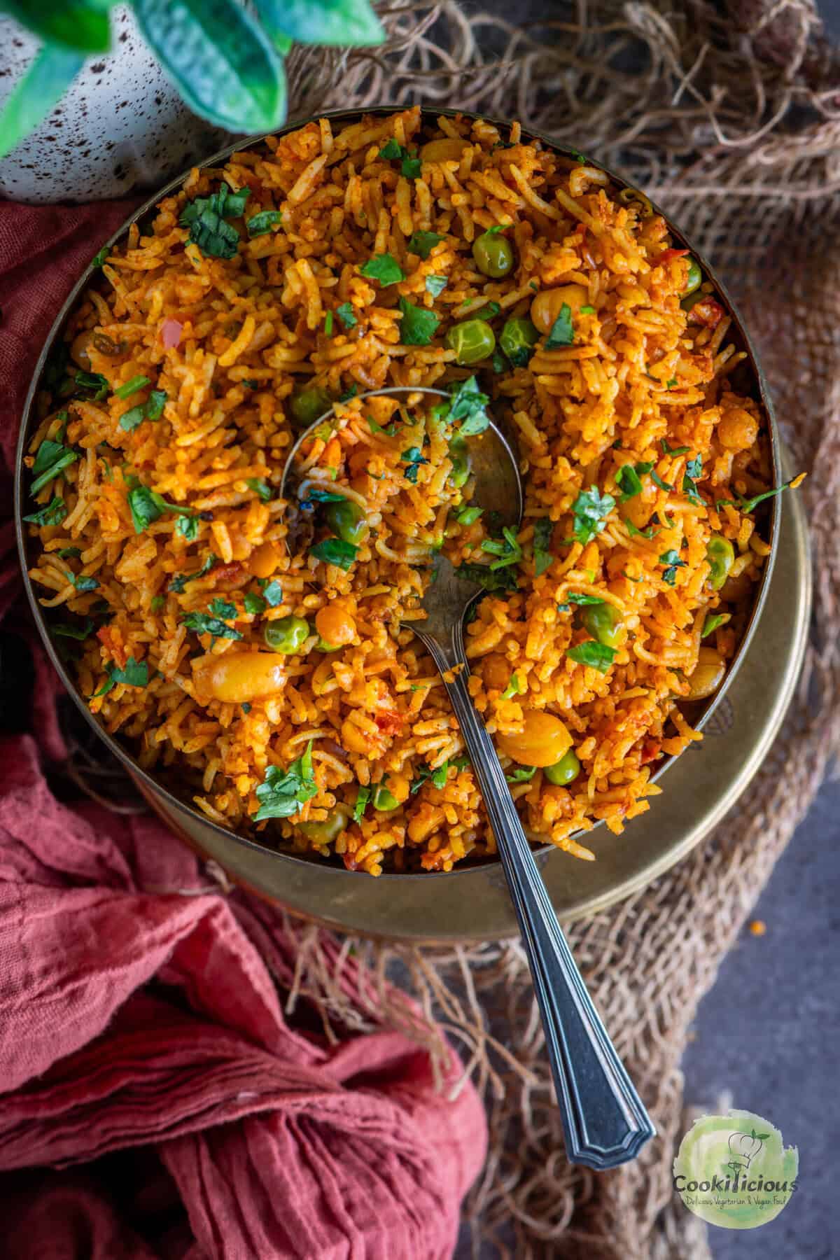 Easy tomato rice recipe, gluten-free and vegan, perfect for lunch or dinner.