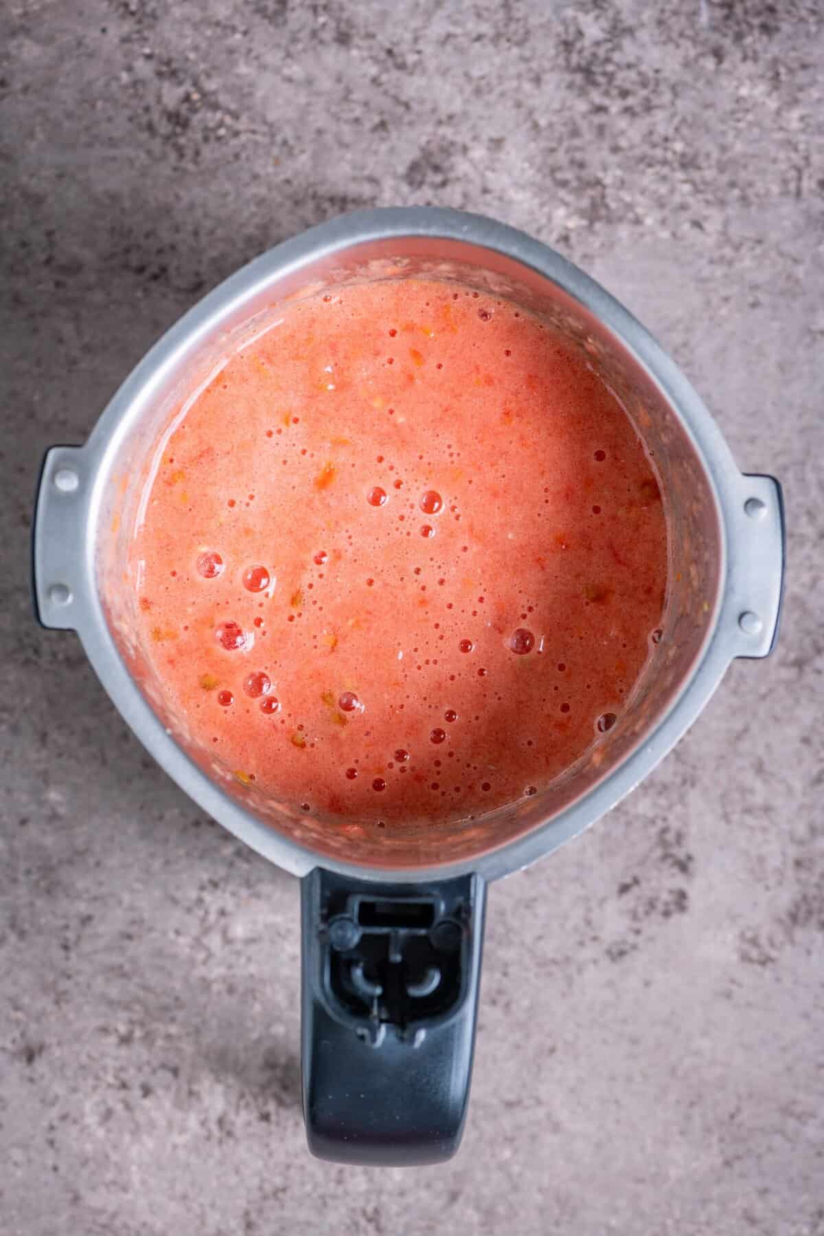 Fresh tomato puree being prepared in blender for tomato rava upma.